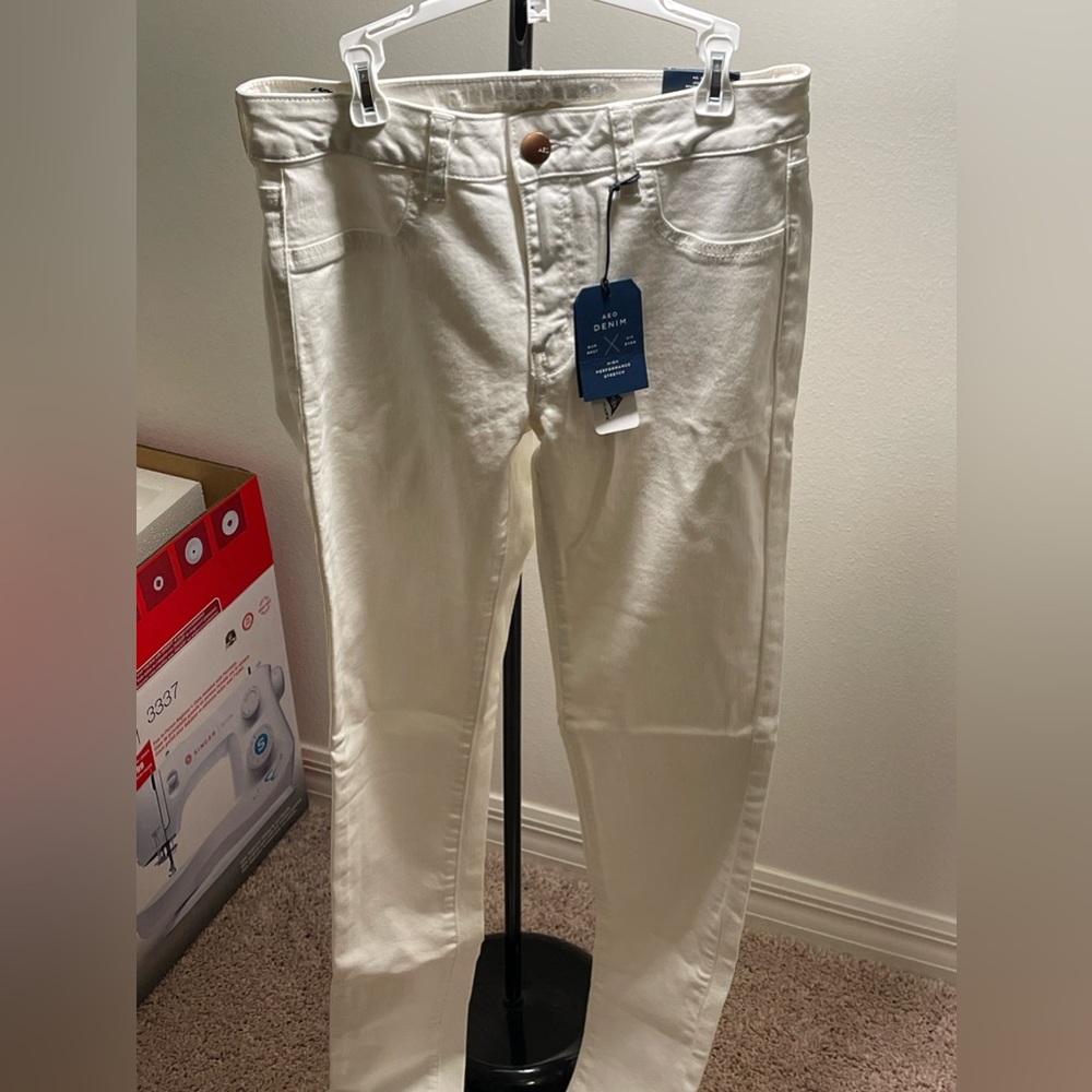 Women’s white jegging low rise jeans